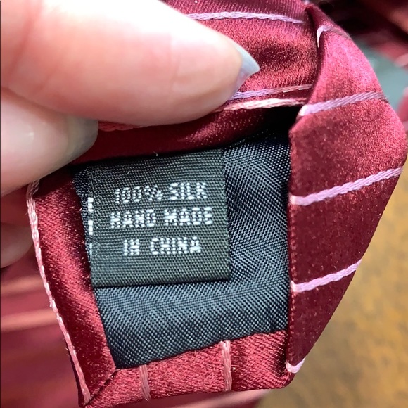 Kenneth Cole Reaction 100% Silk Tie - Picture 4 of 4